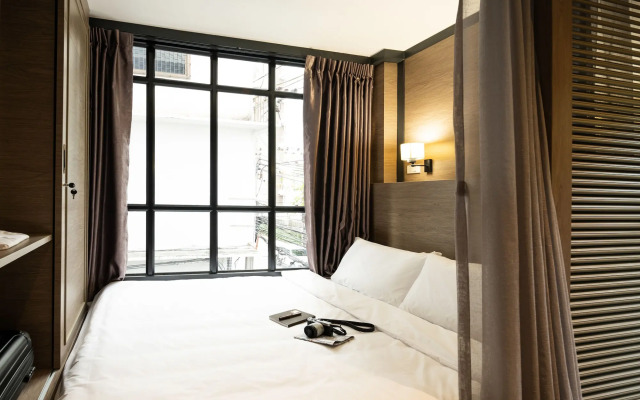 Warm Window Silom - Hostel