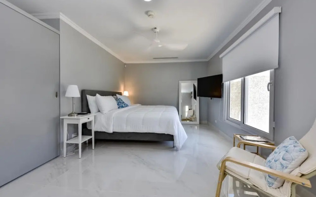 NEW Modern Cozy Studio Walking Distance to Beach