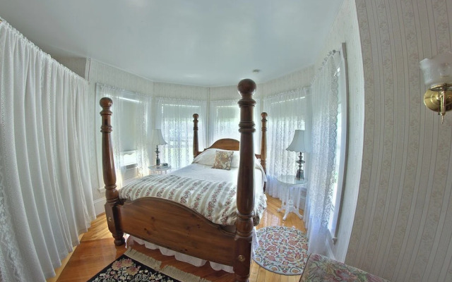 The Jeweled Turret Inn