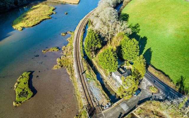 Charming 2-bed Cottage in Tranquil Riversetting