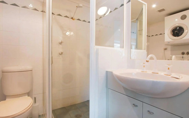 Lhotsky 1 Bedroom apartment with tranquil outlook and onsite parking