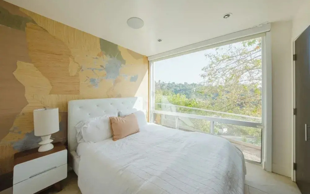 Zen Estate - Luxurious 5BR Beverly Hills Sanctuary With Pool & Canyon Views