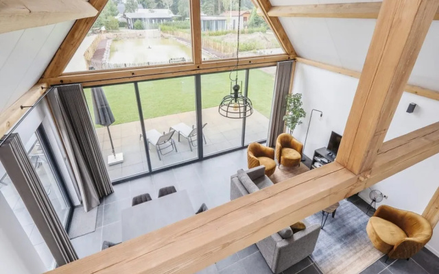 Modern Lodge Stay With Pond View