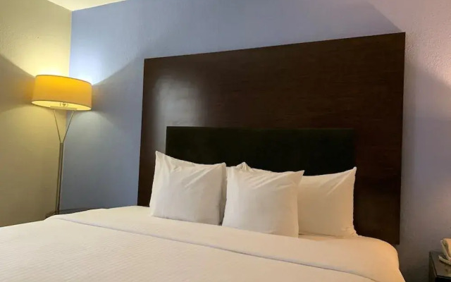 Days Inn and Suites by Wyndham Hammond, IN