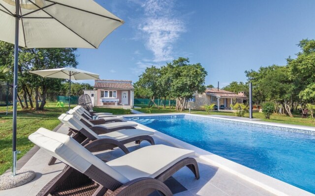 Beautiful Home in Cubani With Wifi and 2 Bedrooms