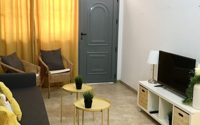 Enjoy Life in our Apartment. Wifi & Parking
