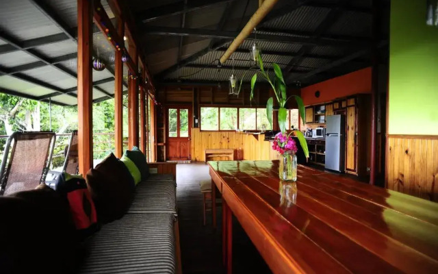 Jungle House next to Refugio la Brisa del Diablo