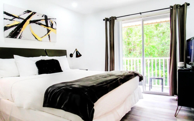 Stylish 3 Bedroom Home Private Balcony Patio