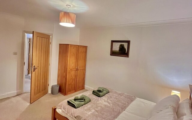 Comfy and Spacious 5-bed House in Cambridge