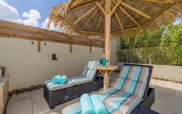 3BR 2BA Near Eagle Beach w Private Pool