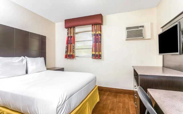 Econo Lodge Inn & Suites