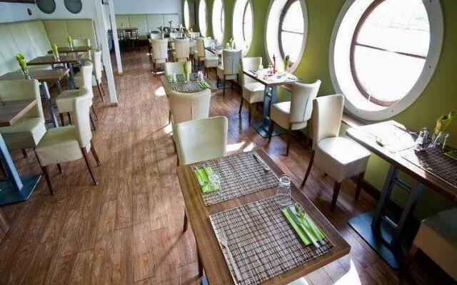 GreenYacht Hotel