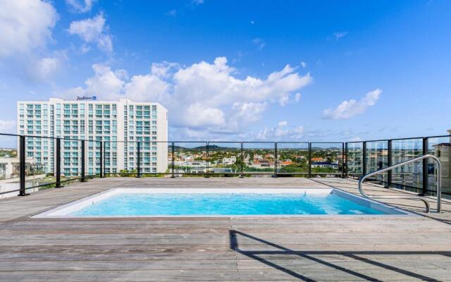 Luxury 2-bedroom Condo Right on the Strip in Palm Beach
