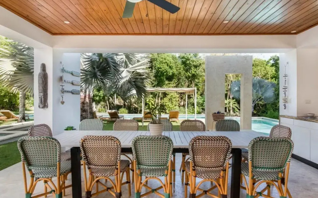 Modern Luxury 6 BR Tropical Retreat With Pool