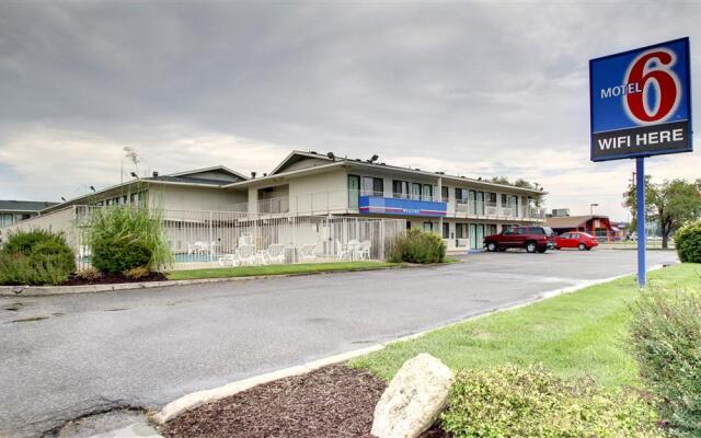 Motel 6 Manhattan Kansas