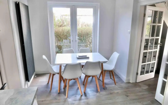 Superb Newly Extended House near Peak District, parking