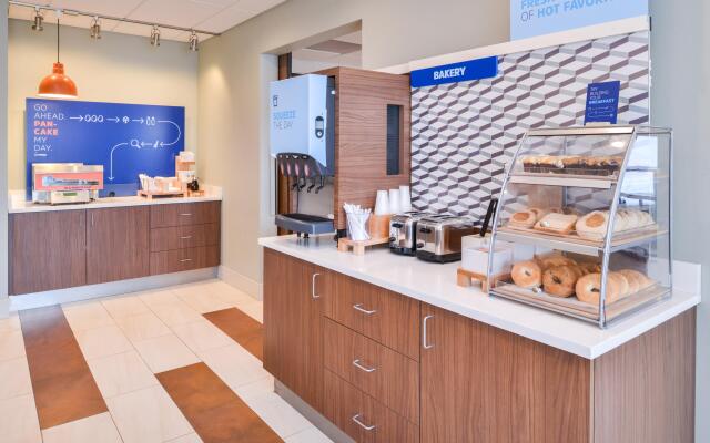 Holiday Inn Express & Suites Omaha - 120th and Maple by IHG