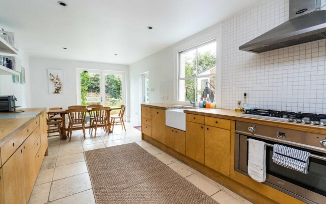 Stylish 3BD Family Home In Shepherd Bush