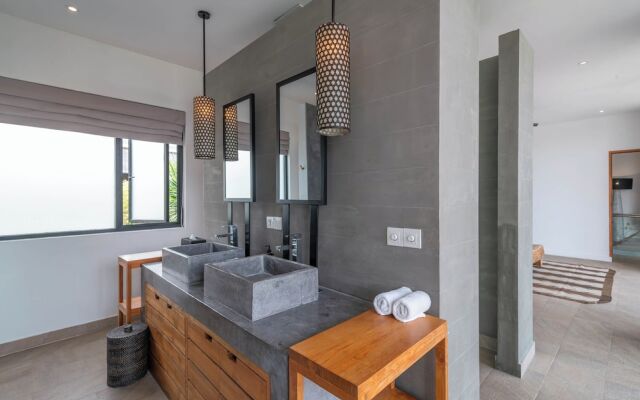 Villa Vida Mira - Elegant 4BR Beachside Villa in Canggu