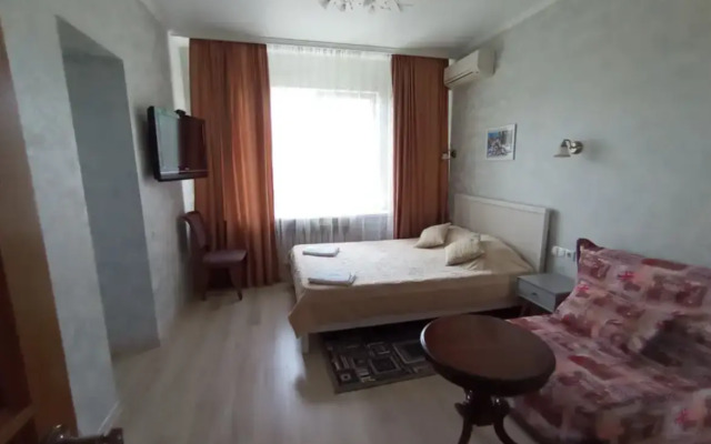 Уютный дворик на Толстого