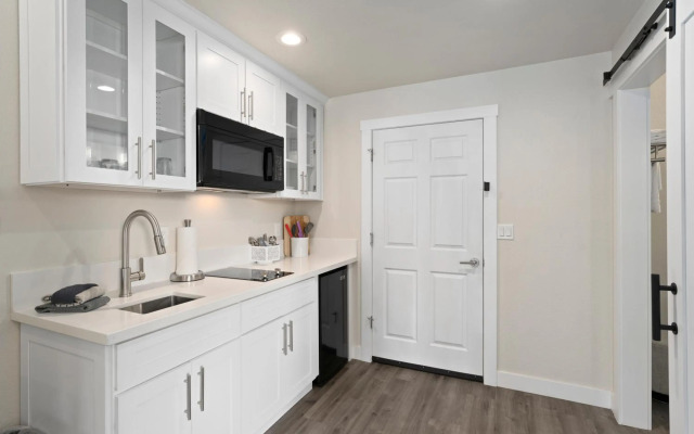 Cedar Street Hotel and Suites