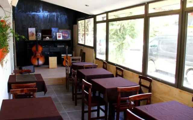 Travel International Hostal - Cafe