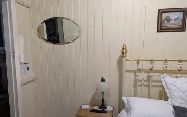 Amiens Cottage. Queenslander, charming, central. – Guest Rooms – Stanthorpe