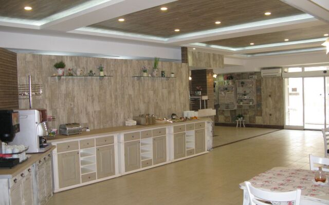 Estreya Palace & Residence