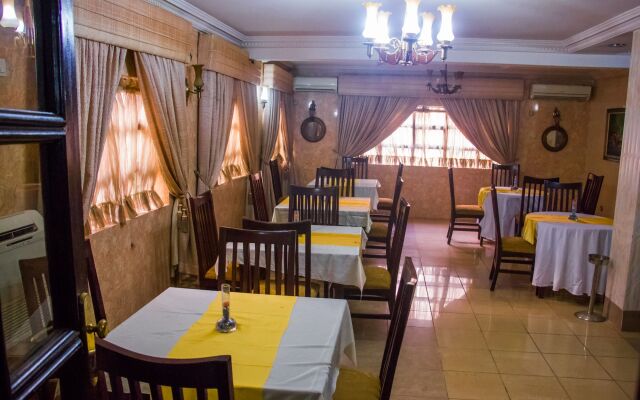 Dees Hotels, Apartments and Suites