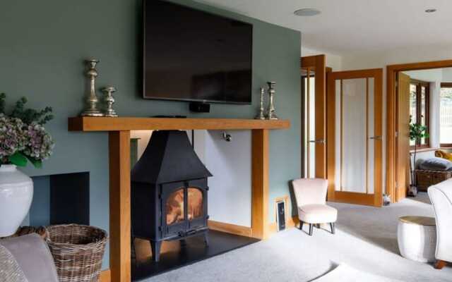 Serene Riverside 6BR Luxury Retreat in Curdridge