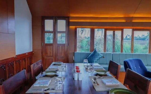 Backwater Retreat Houseboat