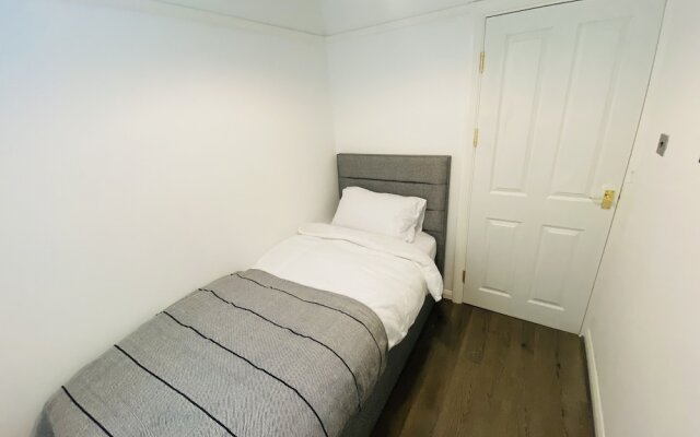 Inviting 4-bed House in Leeds