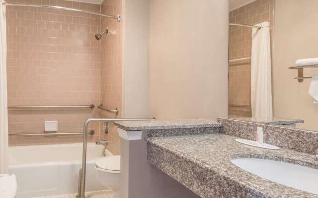 Super 8 by Wyndham Metairie
