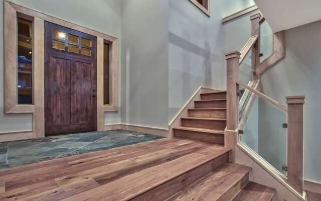 Redwood Lodge 7 Bedrooms 5.5 Bathrooms Home