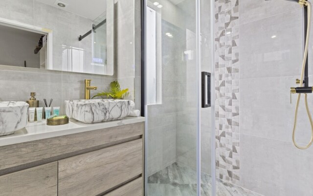 High-end Modern Villa Spa Pool & Views