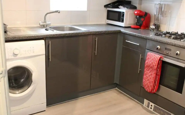 Stunning 2-bed Ground Floor Apartment in Romford