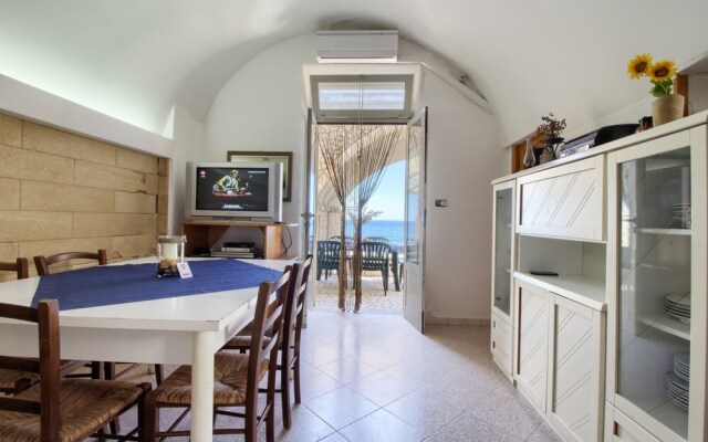 Lo Scalo, Front sea House