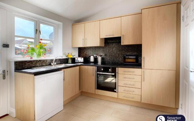 Ascot - Immaculate 2 bed House with parking