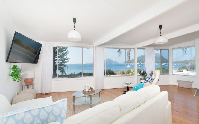 Sand Beach House - breathtaking view, and amazing position directly opposite the beach!