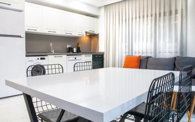 Chic Flat w Garden 1 min to Milas Coast