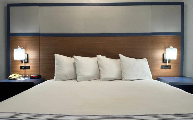 AmericInn by Wyndham Galesburg