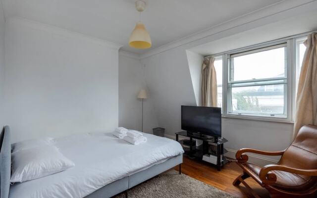 Comfy And Bright 2Br Home In West Kensington Fits 4