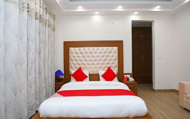OYO 12692 Amexx Residency