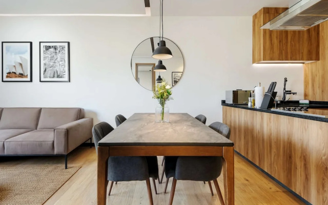 w Deluxe 1BR With Elegant Balcony in Roma Nte