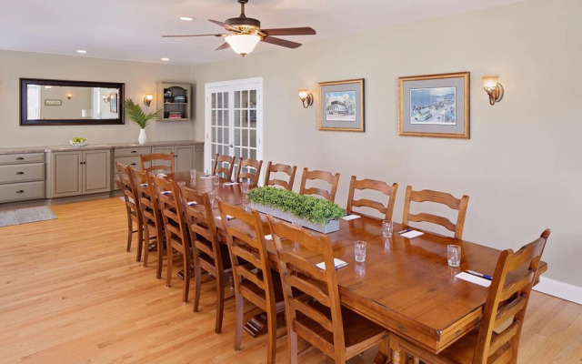 Inn at Harbor Hill Marina