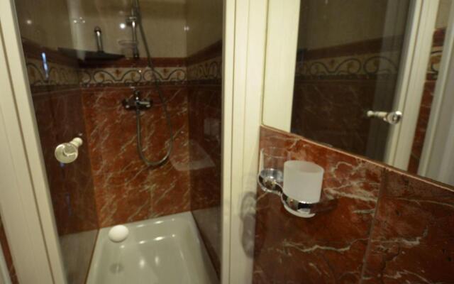 Eck-Reethaus-Sturmhaube