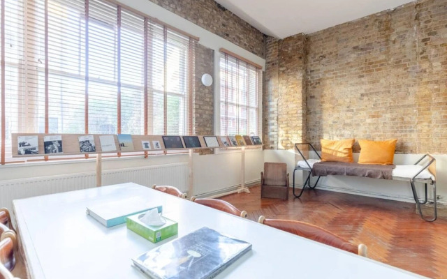 Tastefully Curated Mezzanine Studio Flat Hackney!