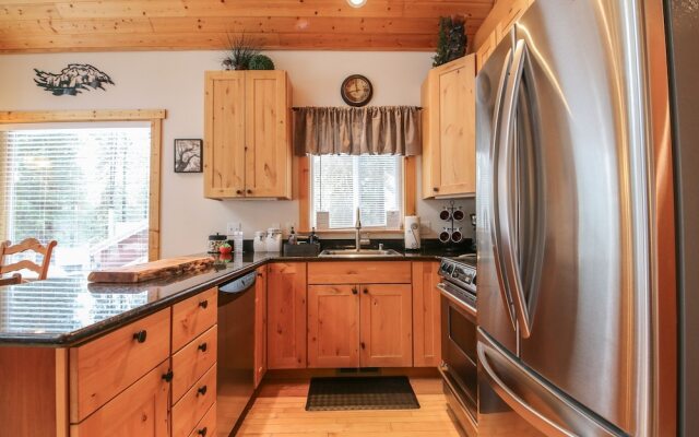 Cascades Adventure Cabin 2 Bedroom Home by NW Comfy Cabins by RedAwning