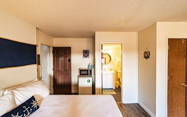 Hang Out 1 Cozy Retreat Next to Margaritaville!