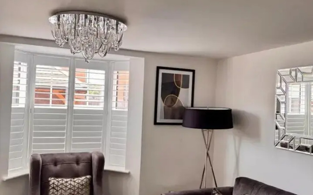 High END Spacious 4 Bed House - Free Parking